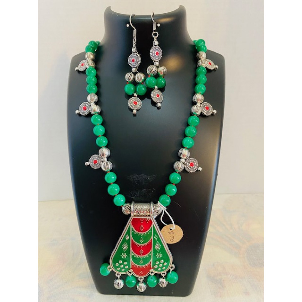 CBHJ55 Green beads with enamel pendant 