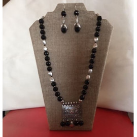 CBHJ58 Black beads with silver pendant