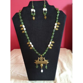 CBHJ60 Green monalisa beads and pearl with antique gold pendant