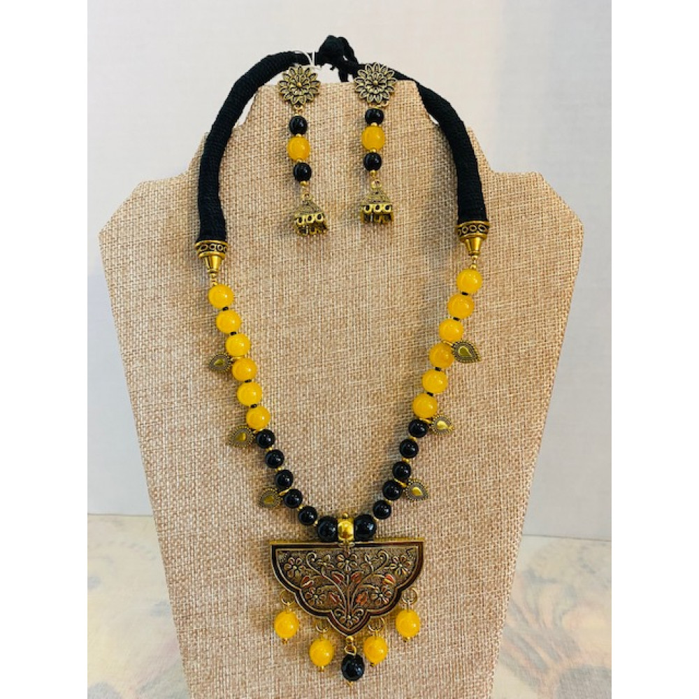 CBHJ72 Yellow and black beads with antique gold pendant