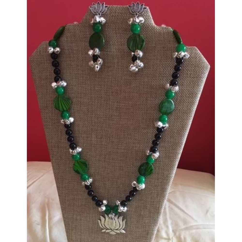 CBHJ73 Black and green beads with lotus pendant